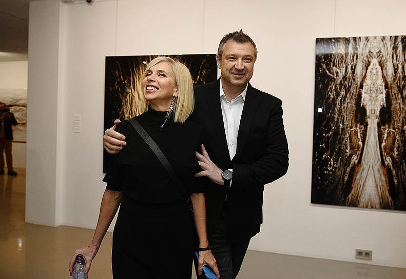 Певица Алена Свиридова (слева) и фотограф Влад Локтев во время церемонии открытия выставки фотографа Влада Локтева «Dualis» в галерее RuArts