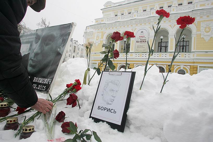 Возложение цветов к фотографии Бориса Немцова в Нижнем Новгороде
