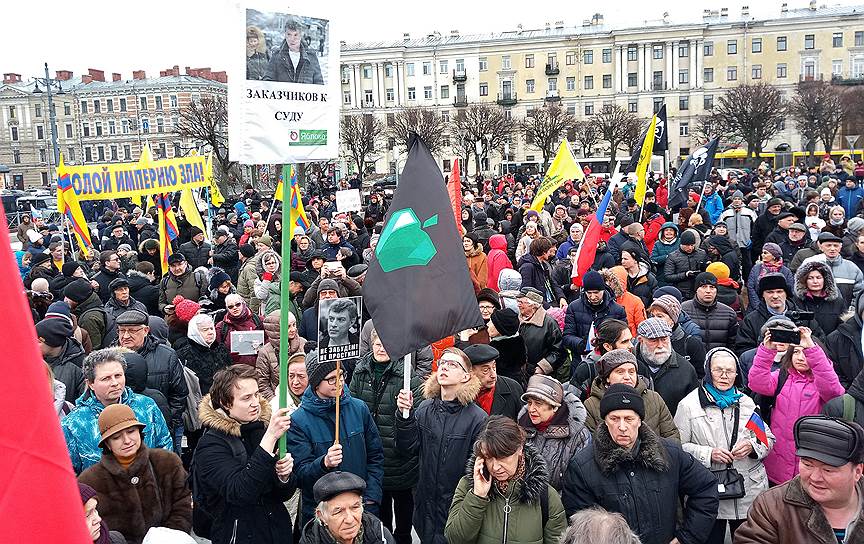 Марш памяти Бориса Немцова в Санкт-Петербурге на площади у Финляндского вокзала