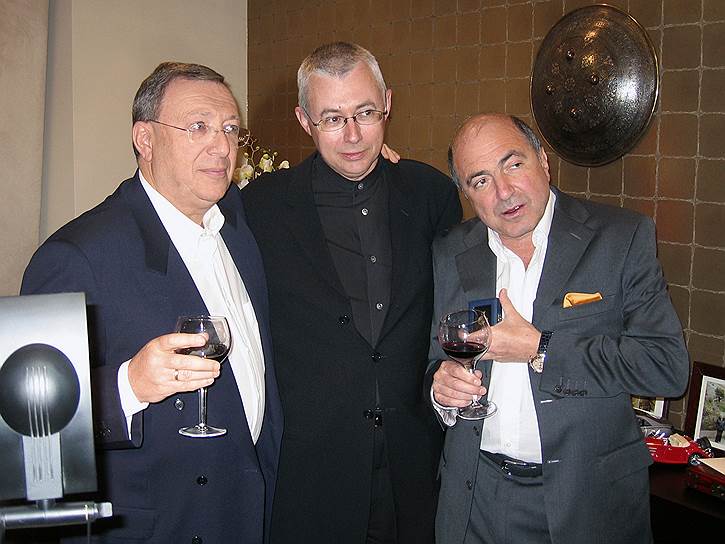 Основатели НТВ Владимир Гусинский (слева), Игорь Малашенко (в центре) и бизнесмен Борис Березовский