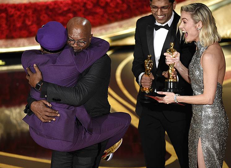 Актер Сэмюэль Л. Джексон (второй слева) поздравляет режиссера Спайка Ли с наградой за «Лучший адаптированный сценарий» («Черный клановец»)