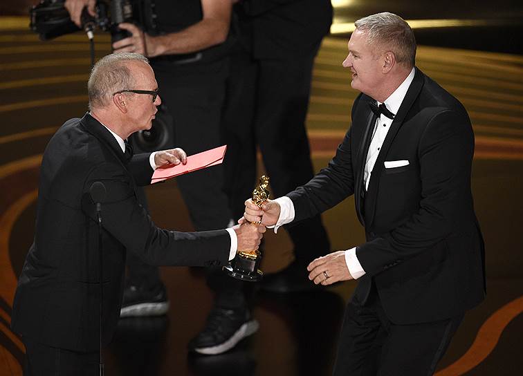 Актер Майкл Китон вручает «Оскар» Джону Оттману за «Лучший монтаж» («Богемская рапсодия»)