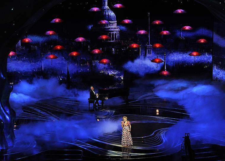 Актриса Бетт Мидлер исполняет песню «The Place Where Lost Things Go» из фильма «Мэри Поппинс возвращается»