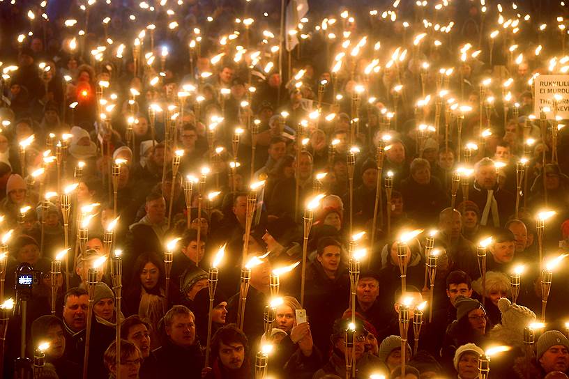 Таллин, Эстония. Факельное шествие националистов в годовщину независимости республики