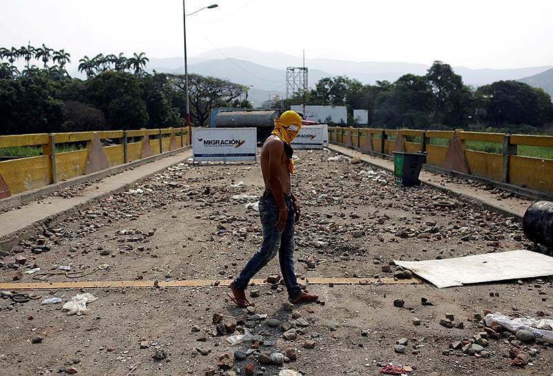 Кукута, Колумбия. Мужчина после столкновения оппозиции и правоохранителей на границе между Венесуэлой и Колумбией
