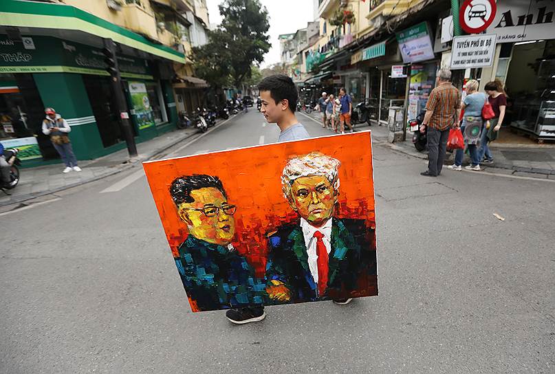 Ханой, Вьетнам. Мужчина во время саммита США—КНДР с картиной, изображающей северокорейского лидера Ким Чен Ына и президента США Дональда Трампа