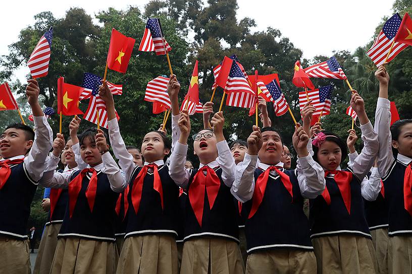 Ханой, Вьетнам. Школьники с флагами США и Вьетнама во время саммита США—КНДР