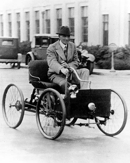 Американский промышленник Генри Форд основал Ford Motor Company в 1903 году. Сейчас его потомкам принадлежит 40% компании. Ее выручка в 2017 году составила $157 млрд, штат — 202 тыс. человек