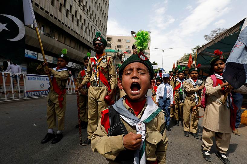 Карачи, Пакистан. Скауты на марше в честь Всемирного дня гражданской обороны