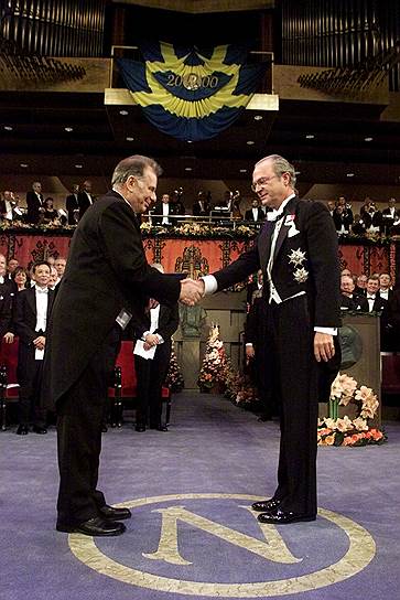 В 2000 году стал лауреатом Нобелевской премии по физике за разработку полупроводниковых гетероструктур и создание быстрых микроэлектронных компонентов&lt;br>
На фото: Жорес Алферов (слева) получает Нобелевскую премию по физике от шведского короля Карла XVI Густава в Концертном зале в Стокгольме