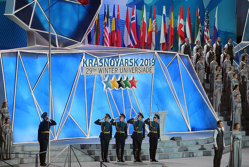 Гвардейцы подняли флаг России на церемонии открытия Универсиады-2019
