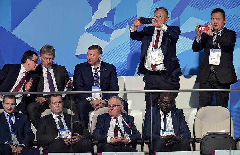 Заместитель руководителя администрации президента России, пресс-секретарь президента Дмитрий Песков (второй слева в верхнем ряду) во время церемонии