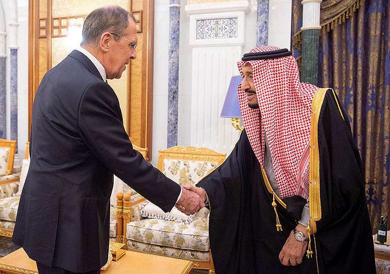 Король Саудовской Аравии Сальман бен Абдельазиз Аль Сауд (справа) и министр иностранных дел России Сергей Лавров