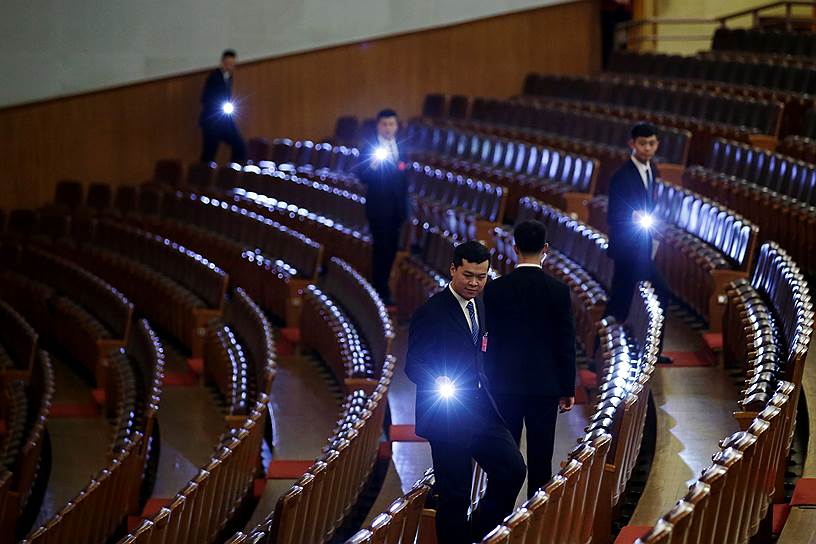 Пекин, Китай. Сотрудники службы безопасности после церемонии открытия Национального народного конгресса
