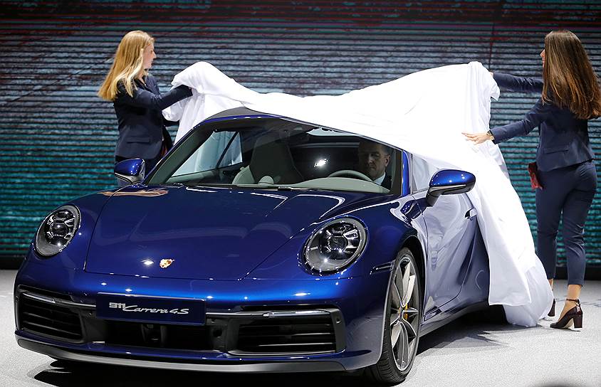 Новое поколение Porsche 911 было представлено в 2018 году, но в Женеве состоялась европейская премьера спорткара сразу в двух версиях — купе и кабриолет