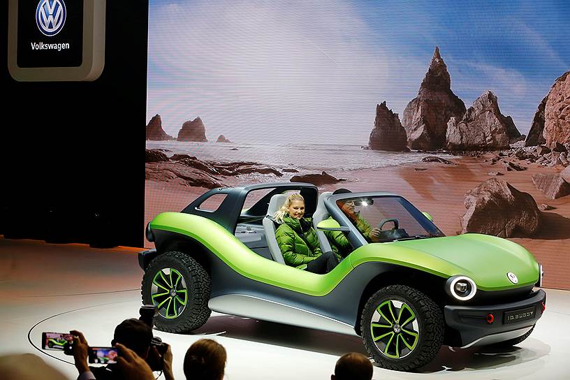 Volkswagen активно готовится к началу выпуска электромобиля I.D. и демонстрирует возможности новой платформы MEB для машин с электромоторами. Ее, например, можно использовать в качестве основы для ностальгического пляжного багги по мотивам оригинальной машины на базе Volkswagen Beetle