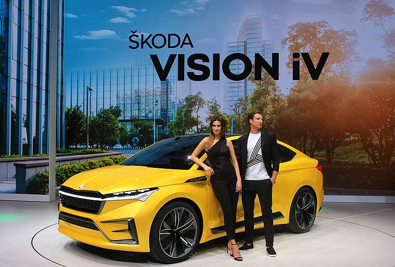 Skoda активно готовится к выпуску первого серийного электромобиля. Модель, которая должна выйти в 2020 году, будет сделана по мотивам концепт-кара Vision iV, при этом серийная машина будет традиционным кроссовером, а не купе-кроссовером