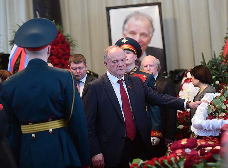 Лидер КПРФ Геннадий Зюганов (в центре)