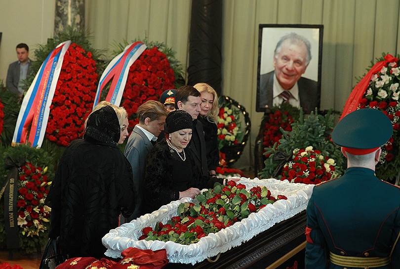 Семья Жореса Алферова на церемонии прощания