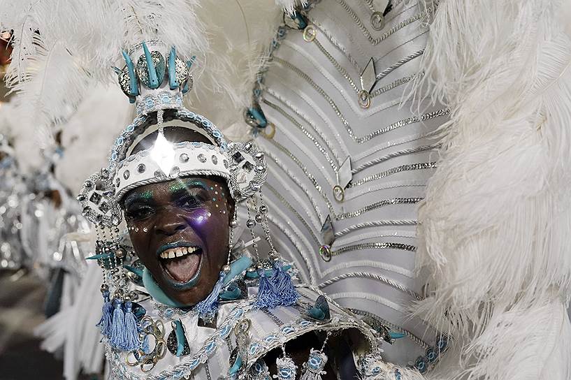 Карнавал в Рио традиционно проводится за 40 дней до Пасхи и отмечает начало Великого поста по католическому календарю