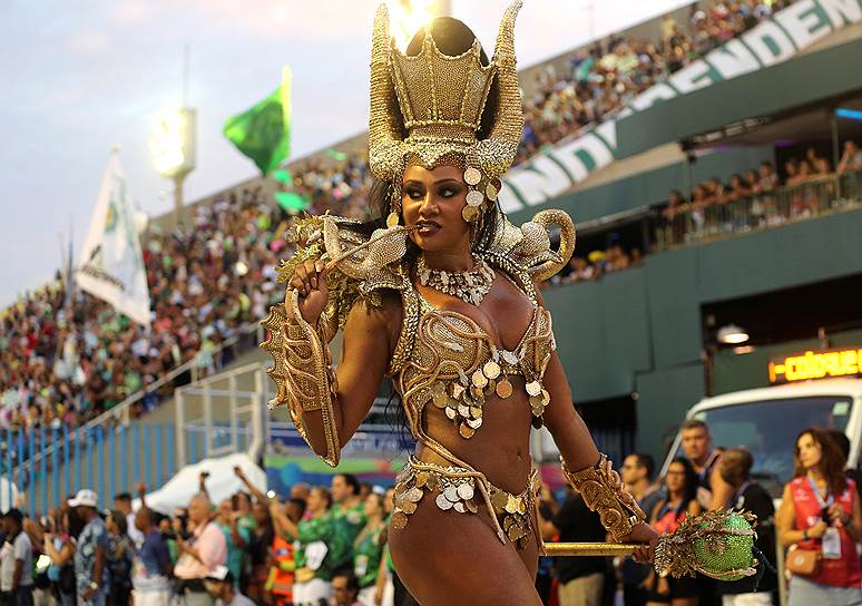 Танцовщица Камилла Сильва во время карнавала в Рио-де-Жанейро