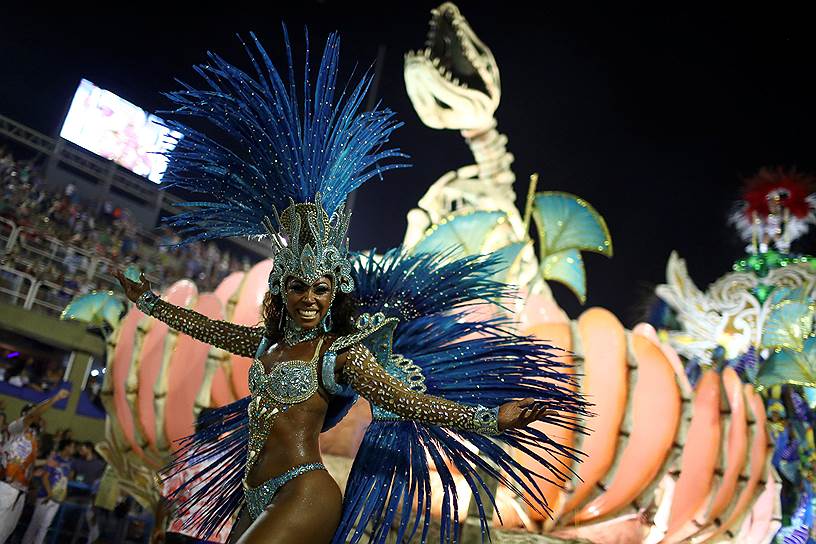 Мэр Рио-де-Жанейро Марселу Кривелла очередной раз нарушил традиции карнавала. Он не передал ключи от города лично в руки королю праздника Момо. Мэр недолюбливает карнавал из-за языческих корней шествия и откровенных нарядов