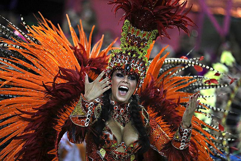 Участница карнавала в Рио-де-Жанейро