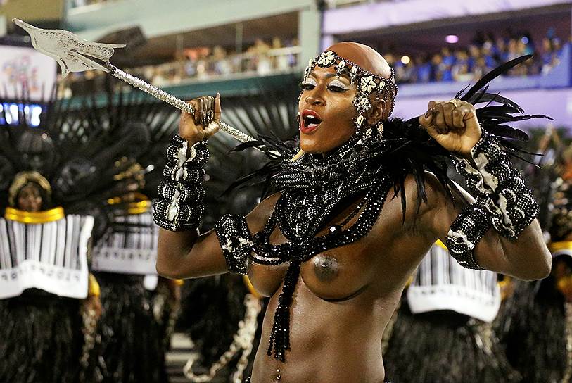 Участница карнавала в Рио-де-Жанейро