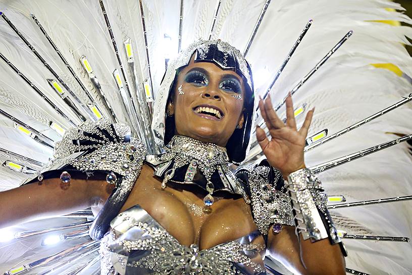 Карнавал в Рио проходил с 2 по 6 марта &lt;br> На фото: танцовщица Рафаэла Гомес