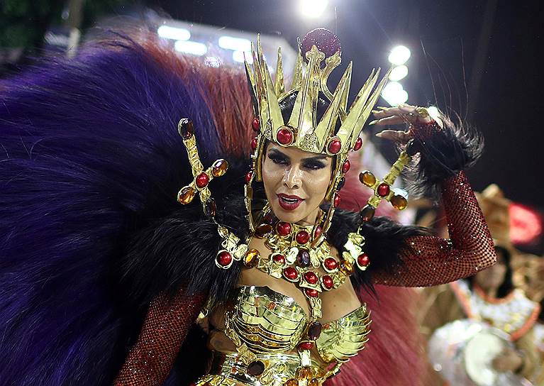 Танцовщица Раисса Мачадо во время карнавала в Рио-де-Жанейро