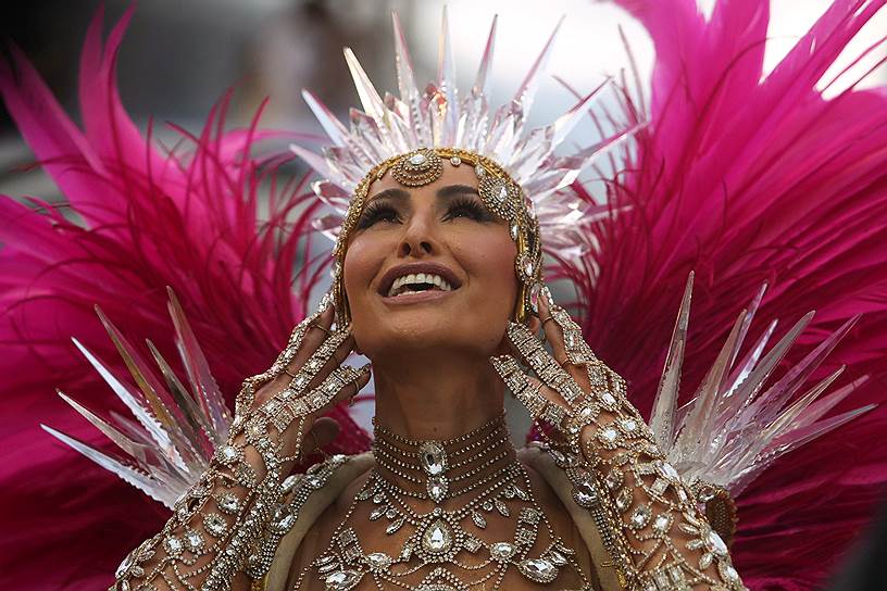 Танцовщица Сабрина Сато во время карнавала в Рио-де-Жанейро
