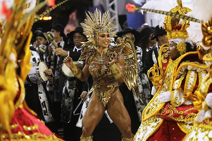 Бразильская фитнес-модель и танцовщица Грациана Барбоза во время карнавала