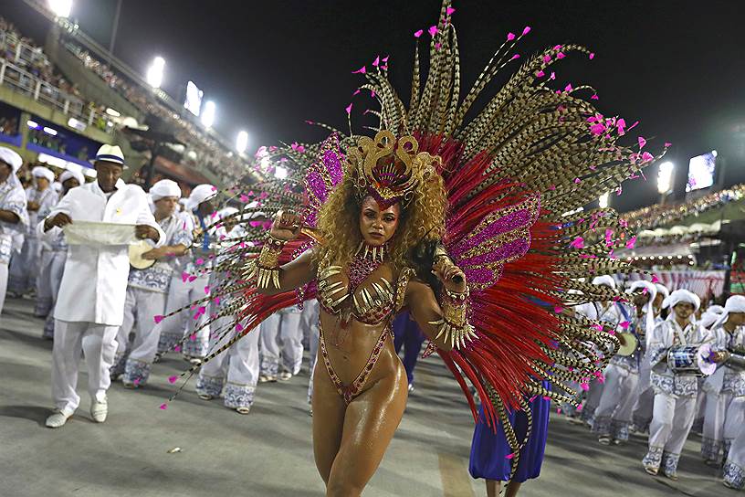 Танцовщица Бьянка Монтейро во время карнавала в Рио-де-Жанейро