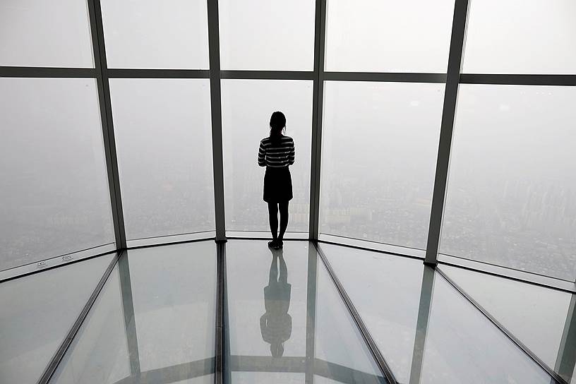 Сеул, Республика Корея. Женщина смотрит на смог