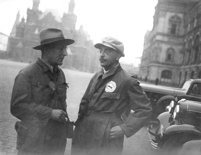 Большевик Осинский (на фото — справа) доказывал, что диктатура пролетариата быстро превратилась в диктатуру чиновников