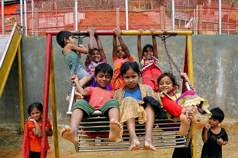 Кокс-Базар, Бангладеш. Дети играют в лагере беженцев-рохинджа