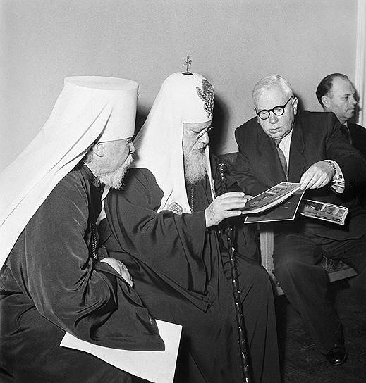 «Патриарх Алексий (на фото — в центре) намерен оказать денежную помощь Антиохийской церкви со своего текущего счета»