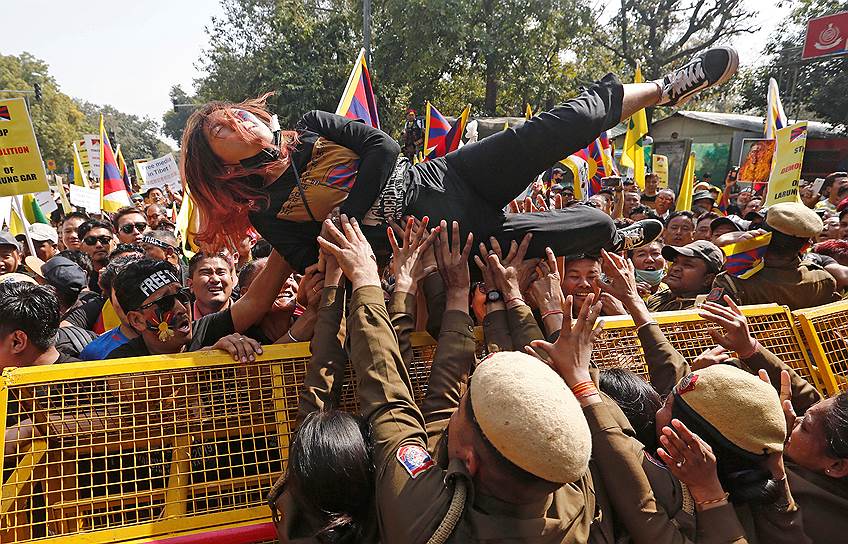 Нью-Дели, Индия. Тибетская девушка на акции протеста возле китайского посольства