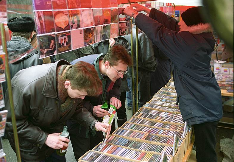 В 1990-х годах рынок «Горбушка» был центром музыкального и видеокассетного пиратства, местом сбора представителей московской рок-культуры. На рынке продавались игровые приставки и картриджи, нелегальные операционные системы. В 2001 году рынок обосновался в здании завода «Рубин» и стал называться «Горбушкин двор»