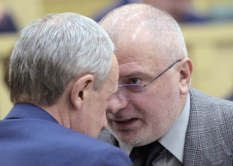Сенатор Андрей Климов (слева) и глава комитета по конституционному законодательству Андрей Клишас