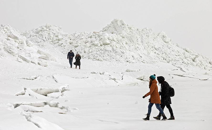 Зеленогорск, Россия. Нагромождения обломков льда на берегу Финского залива, образовавшиеся после шторма