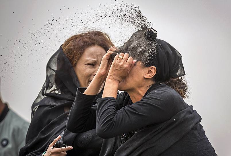 Аддис-Абеба, Эфиопия. Родственница погибшего в авиакатастрофе Boeing 737 Max 8 бросает себе грязь в лицо
