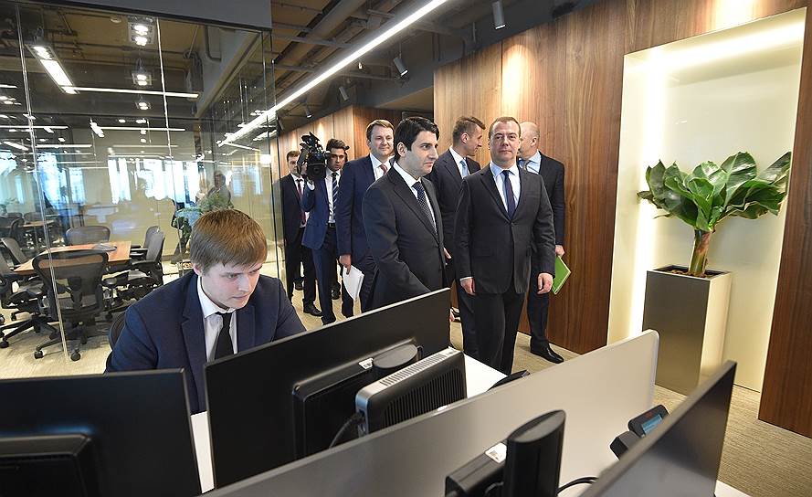 Председатель правительства России Дмитрий Медведев (справа) во время посещения башни №2 «IQ квартала» Московского международного делового центра «Москва-сити»