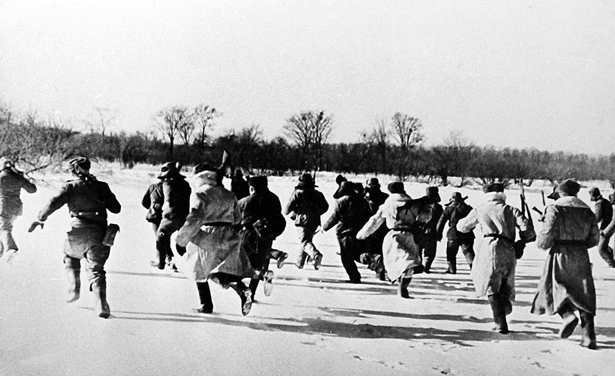 Отряд советских пограничников в наступлении