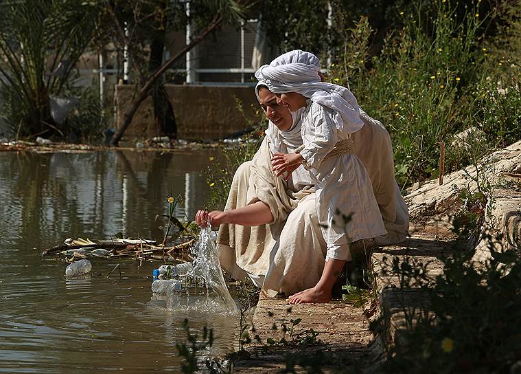 Багдад, Ирак. Последователи дохристианской секты мандеи проводят ритуал на реке Тигр 