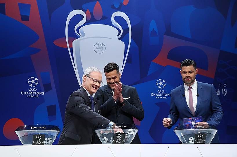 Слева направо: директор по проведению соревнований UEFA Джорджио Маркетти, бывший футболист Жулио Сезар и футболист Педро Пинто