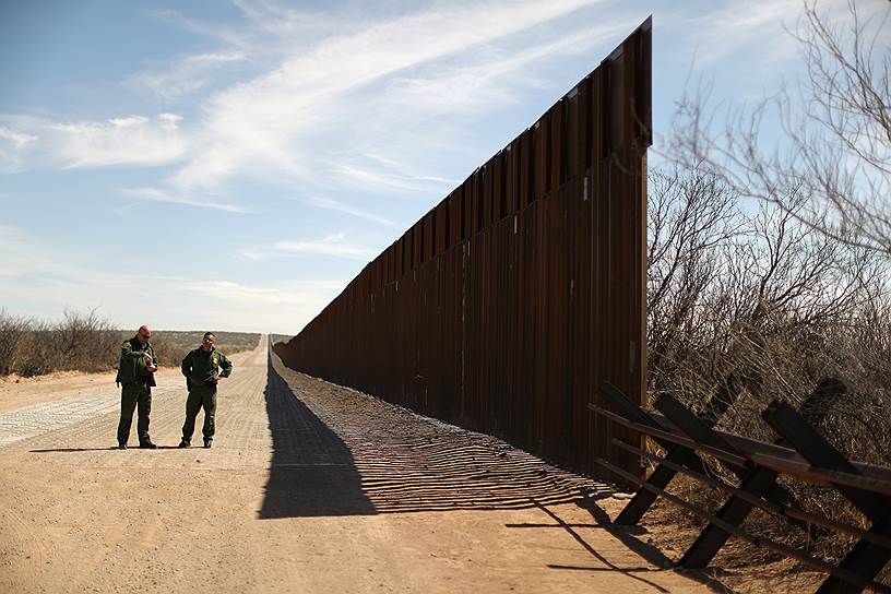 Санта-Тереза, США. Новое ограждение на границе с Мексикой 