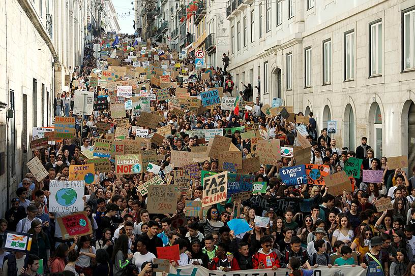 Лиссабон, Португалия. Студенты протестуют против бездействия властей в области борьбы с изменением климата