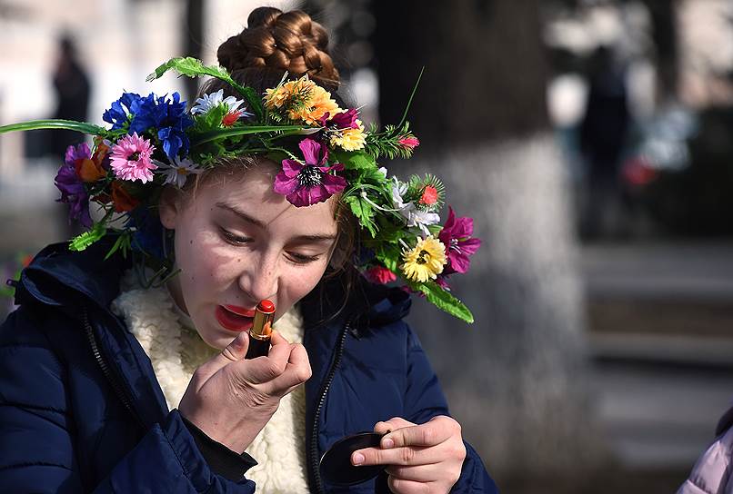 Симферополь, Россия. Девушка на праздничном мероприятии, посвященном пятилетию со времени проведения референдума в Крыму 