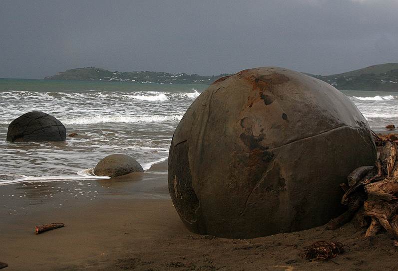 Валуны Моераки, которые можно увидеть на пляже Коекохе Южного острова — одна из целей любителей необычного и загадочного. На полоске дикого пляжа всего в 300 метров разбросаны сотни огромных круглых камней. Некоторые «шары» диаметром более двух метров, при этом часть лежат на пляже, другие — в море. Маори считают, что валуны Моераки это ни что иное, как окаменевшие тыква, картофель, корзины с едой, которые высыпались на берег после крушения мифического каноэ. Сторонники параномального считают, что валуны это внеземные капсулы, оставленные пришельцами. Ну а ученые считают, что на формирование каждого из валунов Моераки, ушло 4—5,5 млн лет и основная их часть формировалась вблизи поверхности морского дна из черной глины и морской грязи